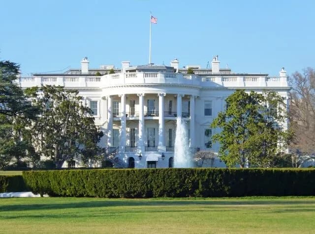 トランプ大統領「来年度の国防予算は40%アップの1兆5千億ドル（約240兆円）だ！！」