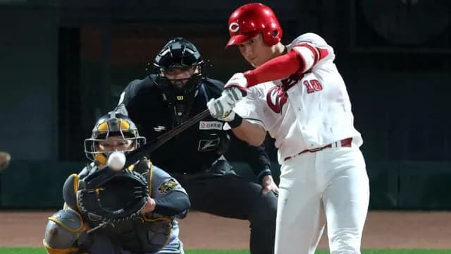 カープ佐々木泰プロ1号ホームラン！新井監督の期待に応え渾身ガッツポーズ！！