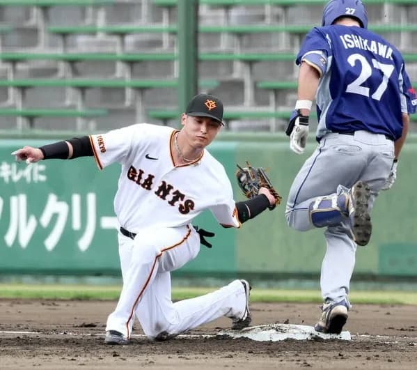 吉川尚輝、復帰戦で負傷交代　一塁ベースカバーで走者と交錯