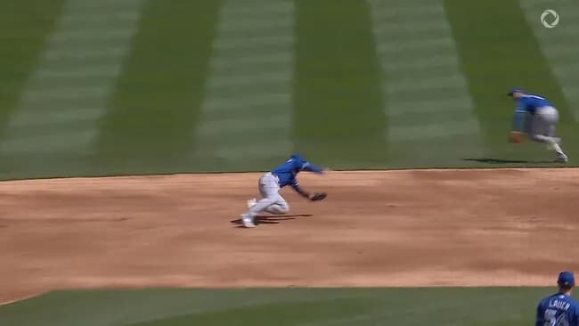 【朗報】ブルージェイズ岡本和真さん、日本人離れしたファインプレーを披露してしまうw w w w w w w