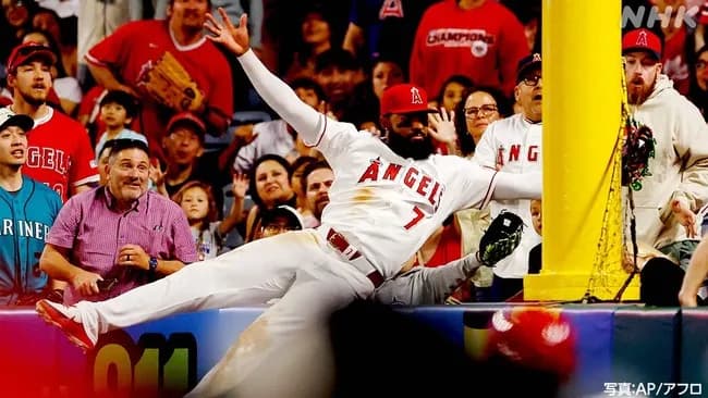 【動画】エンゼルスの外野手、1試合で3本のHRキャッチを披露してしまうwwwwwwww