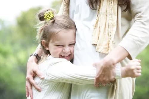 【悲報】母親さん「子供を産んでメリットがなんもなかった。甘えられるのすら気持ち悪い」・・・・・・・・・