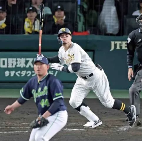 阪神・佐藤輝　森下とアベック弾で今季１号「またフェンス直撃かなと」　打率、打点、安打数、得点圏打率の４冠