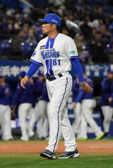 【悲報】DeNA相川監督「8回裏で2点取って同点に追いついて、もう一押しという所で石上、代打度会は俺もおかしいよ」