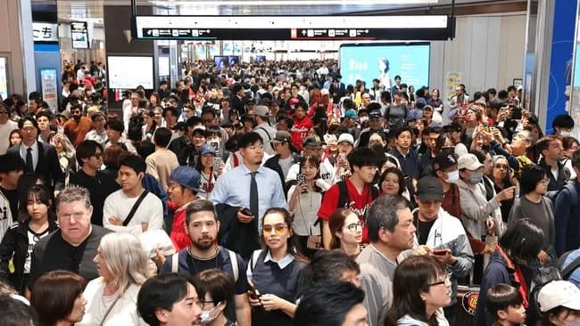 「サトテルじゃない？」阪神・佐藤輝明が“報道写真”にしれっと写り込み！新聞社が答えたまさかの真相