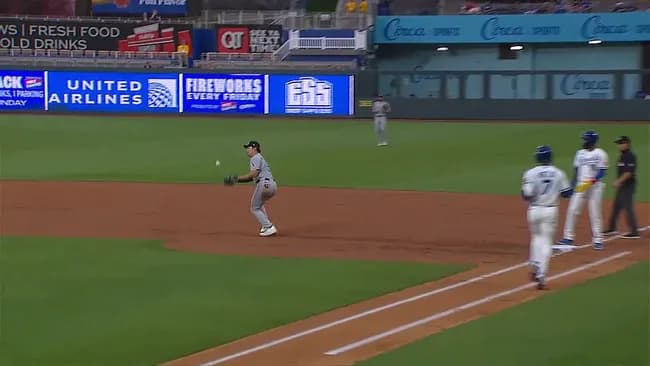 【MLB】まさかのポロリ…　村上宗隆がフライ落球も失策免れ記録は「一ゴロ」  2回の守備からミット変更