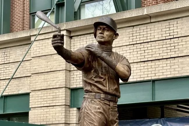 イチロー氏の銅像がマ軍本拠地に誕生　バット折れるハプニングに爆笑「まさか」…妻＆愛犬と出席