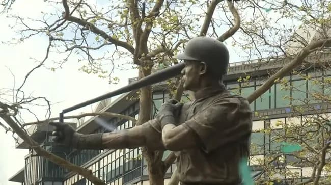 【悲報】お披露目されたイチローの銅像、バットがグニャグニャに折れてしまうwｗｗｗｗｗｗ