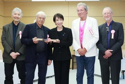 【悲報】高市早苗さん、憧れのバンドを官邸に招いて自分のサイン入りドラムスティックをプレゼントしてしまうｗｗｗｗｗｗｗｗｗｗ