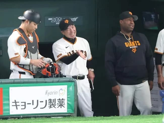 【爆笑】東京ドーム一時騒然…ヤクルト・山野が3度けん制→阿部監督がベンチ飛び出しボーク指摘