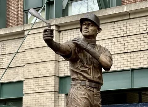 イチロー氏の銅像がマ軍本拠地に誕生　バット折れるハプニングに爆笑「まさか」…妻＆愛犬と出席