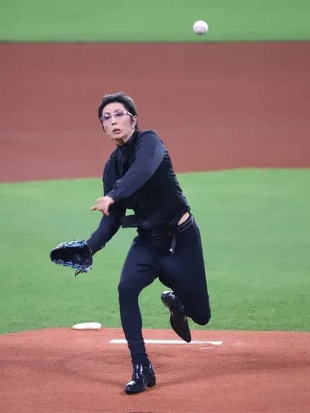 【画像】ガクトさんの始球式wwwwwwww