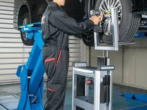 【驚愕】タイヤ交換1台500円の専門学校生さん「緊張感を持ってやっています」ｗｗｗｗｗｗｗｗｗｗ