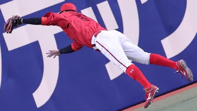 カープ大盛穂〝神技〟背走ダイビングキャッチ！大ファインプレーで栗林を助ける！！