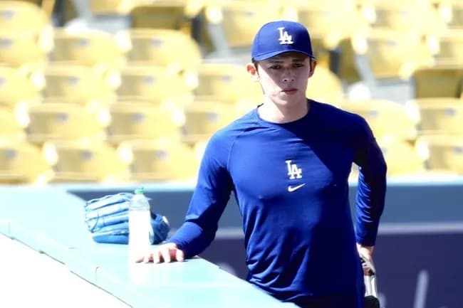 【朗報】メジャーリーガー佐々木朗希、G-Dragonにサインボールをプレゼント