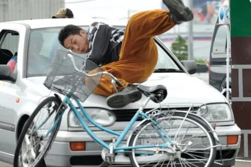 【衝撃】チャリのおっさん、車にはねられるも受け身を取って無傷で立ち上がってしまうｗｗｗｗｗｗｗｗｗｗ