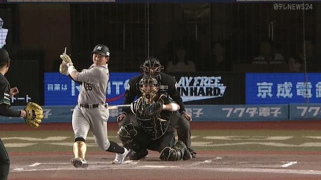 深谷球審、折れたバットが腕に直撃し負傷交代