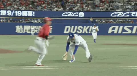 中日・マラーのグラブ叩きつけ