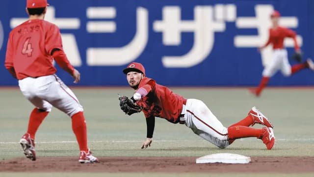 カープ菊池涼介『グラブトス＆ゲッツー』守備固め矢野＆モンテロの好捕球！中崎をファインプレーで救う