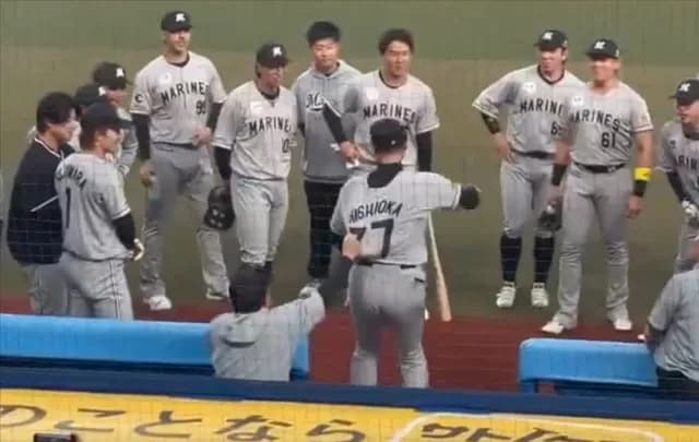 ロッテ、円陣でサブロー黒木騒動をネタにして大爆笑