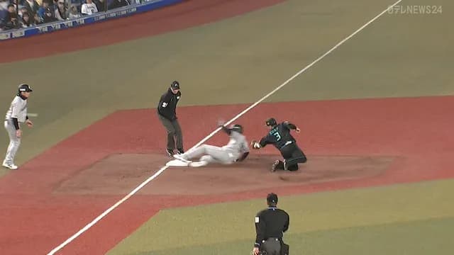 【珍プレー】 ロッテ・伊志嶺コーチ、ソトのインターセプトを肉体的阻止ｗｗｗｗ