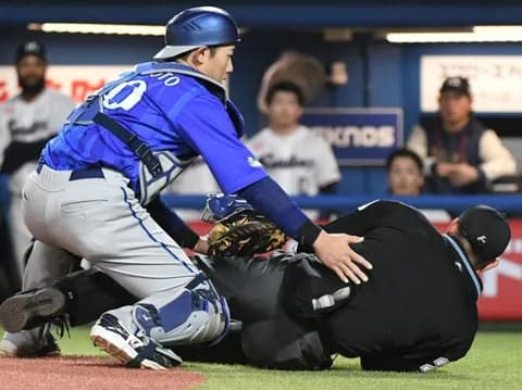 【悲報】オスナのバットが頭に直撃した川上球審、緊急手術