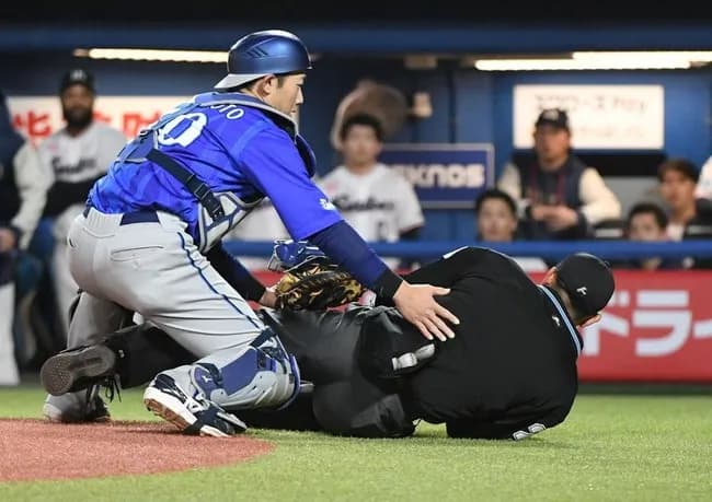 【悲報】オスナのバットが直撃した審判、緊急手術