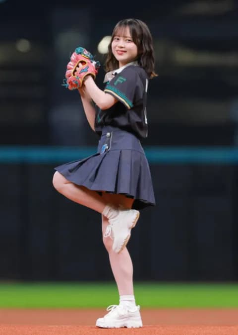 【日本ハム】AKB48川村結衣＆花田藍衣が登場　地元・北海道の川村が始球式で魅せた｜反応まとめ｜4/17