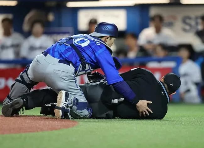 頭部にバット直撃の川上審判員　緊急手術受け集中治療室で治療中