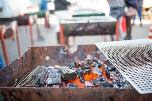 【悲報】安達容疑者さん、BBQでモテようとしてアチアチの鍋を素手で掴んでいた・・・・・・・・・