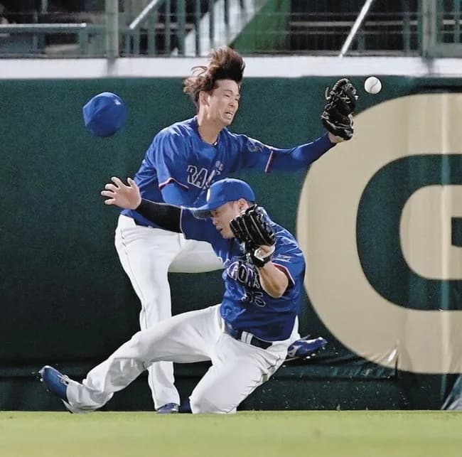 中日、6回の交錯で細川「僕のボールだと」、花田も「センターのボールだと」お互いに声は出していたが浜風でレフト方向へ逃げていく打球が判断を難しく