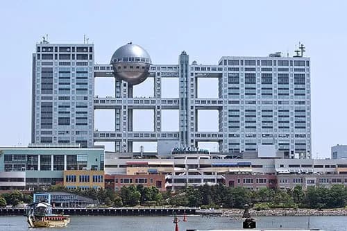 【悲報】フジテレビさん、ディズニーに転職した敏腕プロデューサーが年収5倍の大栄転になってしまう・・・・・・・・・