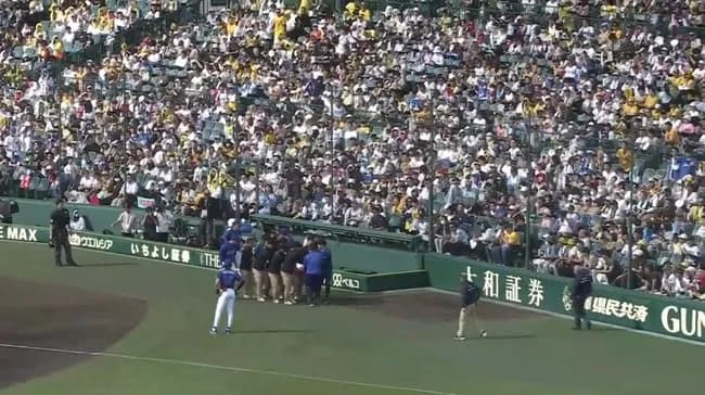 【阪神対中日5回戦】中日　福永にアクシデント　飛球を追って三塁カメラマン席に落下　審判がすぐに担架を要請　甲子園が騒然