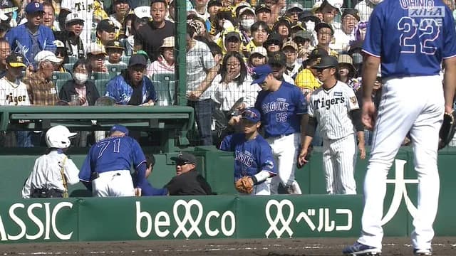 中日・福永、かなりの勢いでカメラマン席に飛び込む…　審判がすぐに担架を要請