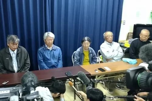 【悲報】辺野古で女子高生を死なせた抗議団体さん、腕組み会見してスナックで泥酔してしまう・・・・・・・・・