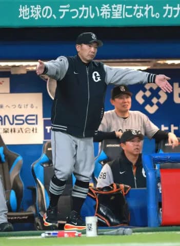 巨人・阿部慎之助監督「ミスをチームとしてカバーできなかった」　ダルベック失策から逆転3ラン被弾でヤクルトに開幕2カード連続負け越し