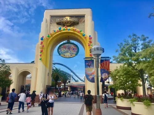 【動画】ネズミーランドさん、ムチムチ制服JCたちのあたシコ自撮り場と化してしまうｗｗｗｗｗｗｗｗｗｗ