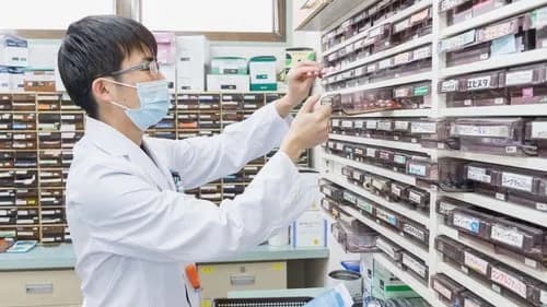 【悲報】薬剤師さん、時給1900円ももらえるのにお前らから「品出しと同じやろ」と言われてしまうｗｗｗｗｗｗｗｗｗｗ
