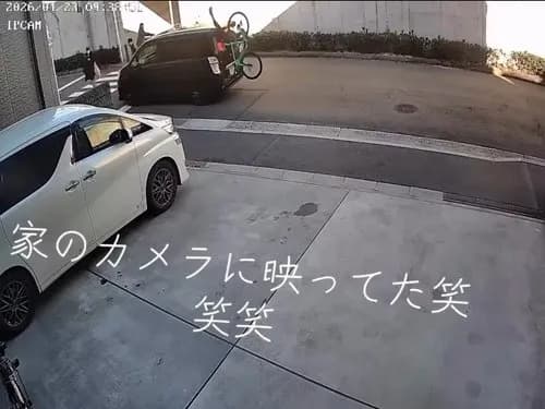 【悲報】ロードバイクさん、ガチで漫画みたいな勢いで車に突っ込んでしまうｗｗｗｗｗｗｗｗｗｗ
