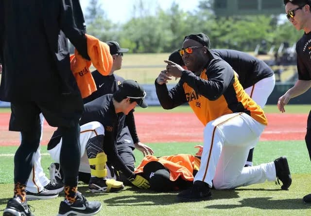 巨人・泉口の顔面に打球直撃　流血して転倒、担架で運ばれ救急搬送