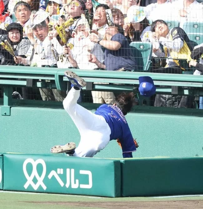 甲子園カメラマン席改修検討へ　中日・福永の転落、負傷を受け「囲い」の防護ラバーを広げる案など