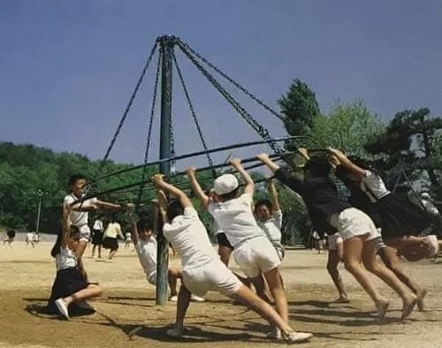 【画像】昭和の公園遊具、ガチで時々人が死んでた模様・・・・・・・・・