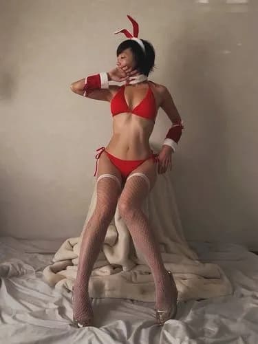 【悲報】51歳の二児のママさん、ムチムチビキニサンタになってしまう・・・・・・・・・