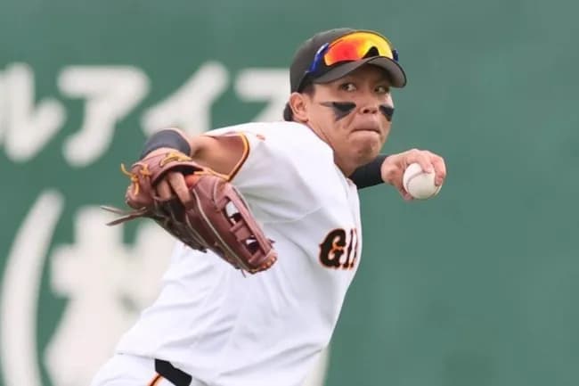 【悲報】巨人・知念大成、2軍戦でフェンス激突、動けず担架へ