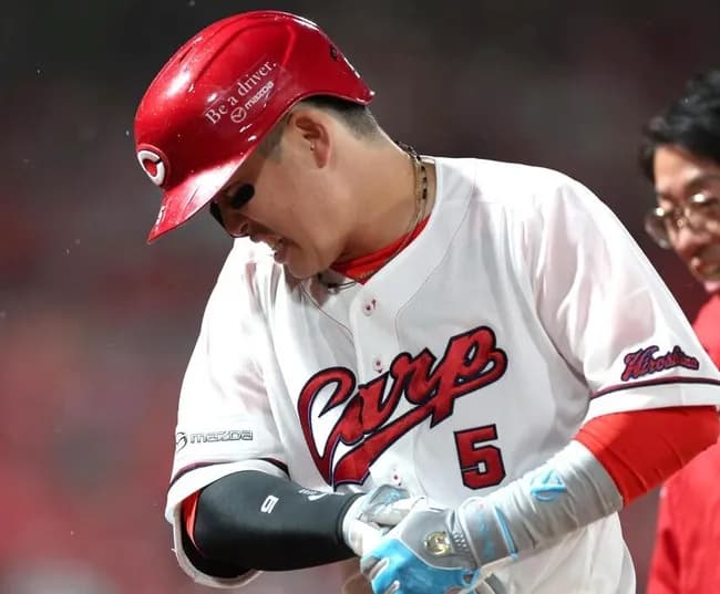 広島・小園海斗内野手は打撲の診断　骨には異常なし　ヤクルト戦の三回に右手甲に死球、五回の守備から退き病院へ