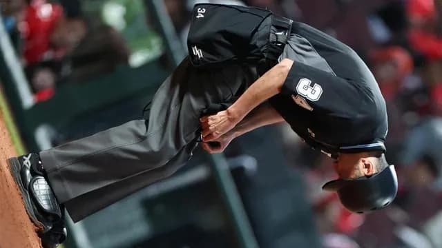 広島ヤクルト戦で『球審のマスクが不調』で試合中断ｗｗｗ