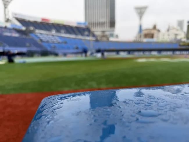 横浜スタジアムのDeNA対阪神戦、雨天のため中止