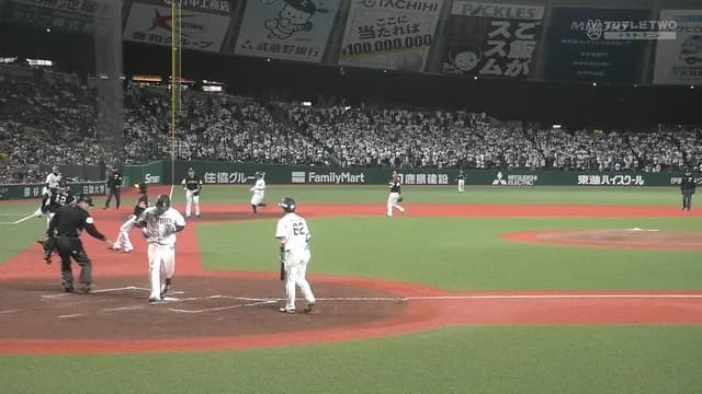 西武、スクイズ空振りもバッテリーエラーでホームイン