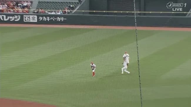 【広島対ヤクルト5回戦】広島・野間、落球…