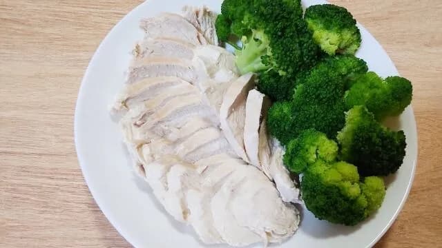 茹でた鶏むね肉とブロッコリーには何かければ美味いんや